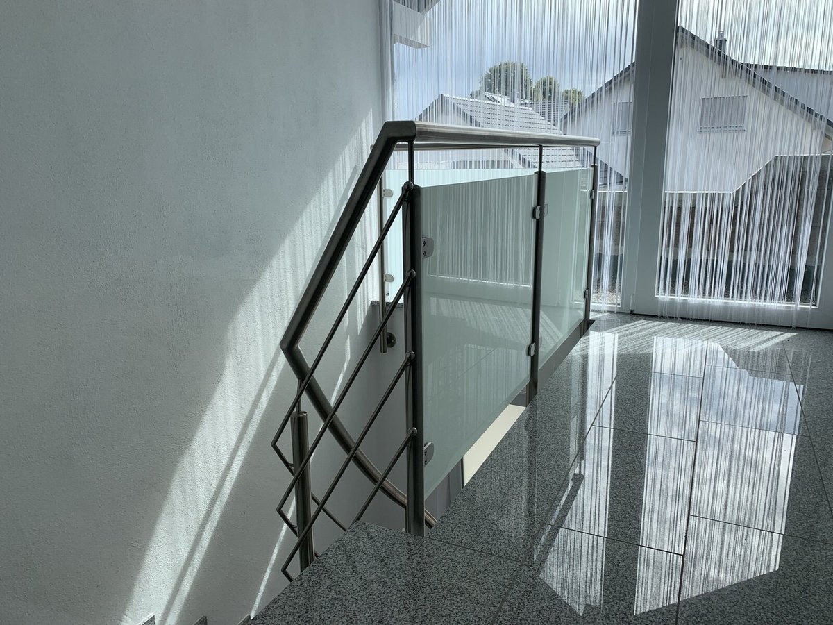 Edelstahl-Glas in heller Halle