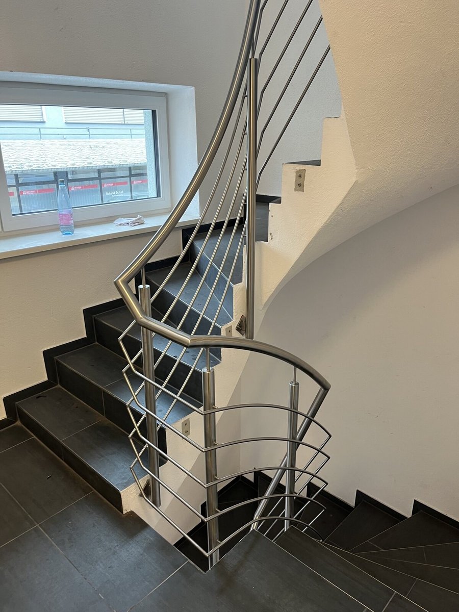 Innentreppe Edelstahl geschwungen